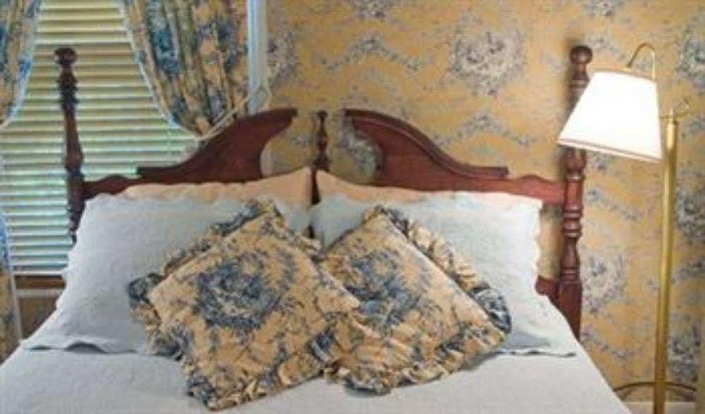 The Red Hook Country Inn, An "Old Rhinebeck" Bed & Breakfast Екстериор снимка
